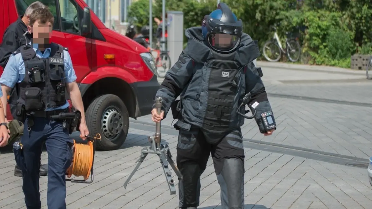 Die Polizei hat am Freitag für mehrere Stunden den Bahnhof in Bernau abgeriegelt. Ein Regional-Express wurde evakuiert. Hunderte Bahnreisende mussten stundenlang in Bernau ausharren. Ausgelöst hatte den Großeinsatz ein verdächtiger Fahrgast.
Die Polizei hat am Freitag für mehrere Stunden den Bahnhof in Bernau abgeriegelt. Ein Regional-Express wurde evakuiert. Hunderte Bahnreisende mussten stundenlang in Bernau ausharren. Ausgelöst hatte den Großeinsatz ein verdächtiger Fahrgast.