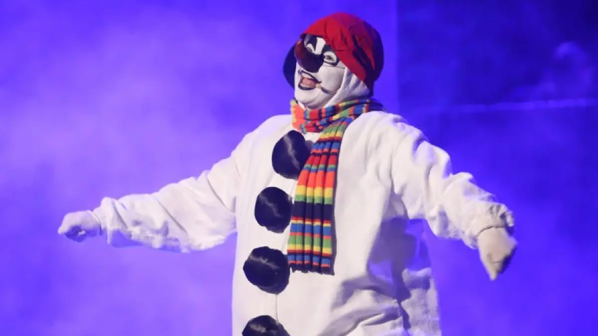 Familienmusical "Snowy und das schönste Geschenk", Aufführung im Friedrich-Wolf-Theater. Eine Neu-Version aus dem Jahr 2002 erzählt die Geschichte von Katrin und Peter, die im Waisenhaus leben und türmen, um bei Snowy eine neue Bleibe zu suchen...
Familienmusical "Snowy und das schönste Geschenk", Aufführung im Friedrich-Wolf-Theater. Eine Neu-Version aus dem Jahr 2002 erzählt die Geschichte von Katrin und Peter, die im Waisenhaus leben und türmen, um bei Snowy eine neue Bleibe zu suchen...