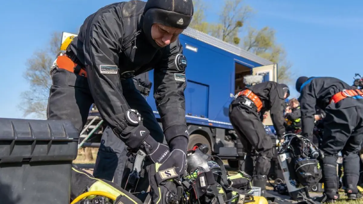 Taucher haben am Mittwoch den Kanal bei Schwedt an der Querfahrt abgesucht. Die Wasserstraße wurde mehrere Stunden für den Schiffsverkehr gesperrt. Die Mordkommission sucht intensiv nach Hinweisen zur der am 22. März bei Teerofenbrücke gefundenen Babyleiche. Damals hatte ein Spaziergänger am Ufer der Hohensaaten-Friedrichsthaler-Wasserstraße den leblosen Körper am Ufer entdeckt. Seitdem laufen die Ermittlungen nach der Mutter und den Tatumständen.
Taucher haben am Mittwoch den Kanal bei Schwedt an der Querfahrt abgesucht. Die Wasserstraße wurde mehrere Stunden für den Schiffsverkehr gesperrt. Die Mordkommission sucht intensiv nach Hinweisen zur der am 22. März bei Teerofenbrücke gefundenen Babyleiche. Damals hatte ein Spaziergänger am Ufer der Hohensaaten-Friedrichsthaler-Wasserstraße den leblosen Körper am Ufer entdeckt. Seitdem laufen die Ermittlungen nach der Mutter und den Tatumständen.