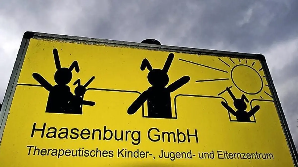 Haasenburg soll geschlossen bleiben
Im Streit um die Haasenburg bleibt Brandenburg hart.
ARCHIV - Dunkle Wolken sind ¸ber einem Schild des Kinder- und Jugendheims ´Haus Babenbergª der Haasenburg GmbH am 07.11.2013 in Jessern (Brandenburg) zu sehen. Foto: Patrick Pleul/dpa (zu lbn vom 18.03.2014) +++(c) dpa - Bildfunk+++