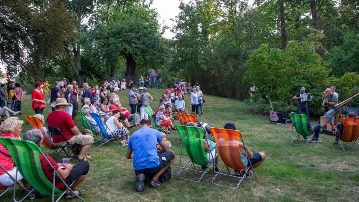 Frankfurt (Oder), 24.08.2019 - 10. KLEINE PARKNACHT
Die FreyFaeneyn Frankfurt (Oder) eroeffneten mit 3 lautstarken Boerlllerschuessen die 10. kleine Parknacht
Frankfurt (Oder), 24.08.2019 - 10. KLEINE PARKNACHT
Die FreyFaeneyn Frankfurt (Oder) eroeffneten mit 3 lautstarken Boerlllerschuessen die 10. kleine Parknacht