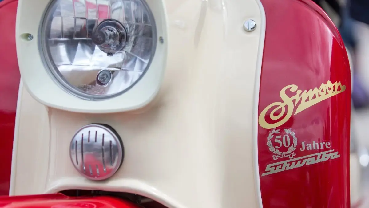 Liebevoll dekorierte Schwalbe-Mopeds stehen am 05.07.2014 in Suhl (Thüringen) bei der Jubiläumsfeier "50 Jahre Simson-Schwalbe".
Liebevoll dekorierte Schwalbe-Mopeds stehen am 05.07.2014 in Suhl (Thüringen) bei der Jubiläumsfeier "50 Jahre Simson-Schwalbe". Etwa 1000 Fahrer aus Deutschland, Österreich und Ungarn feiern hier das Jubiläum des legendären DDR-Kultmopeds mit zahlreichen Veranstaltungen. Foto: Michael Reichel/dpa ++ +++ dpa-Bildfunk +++
