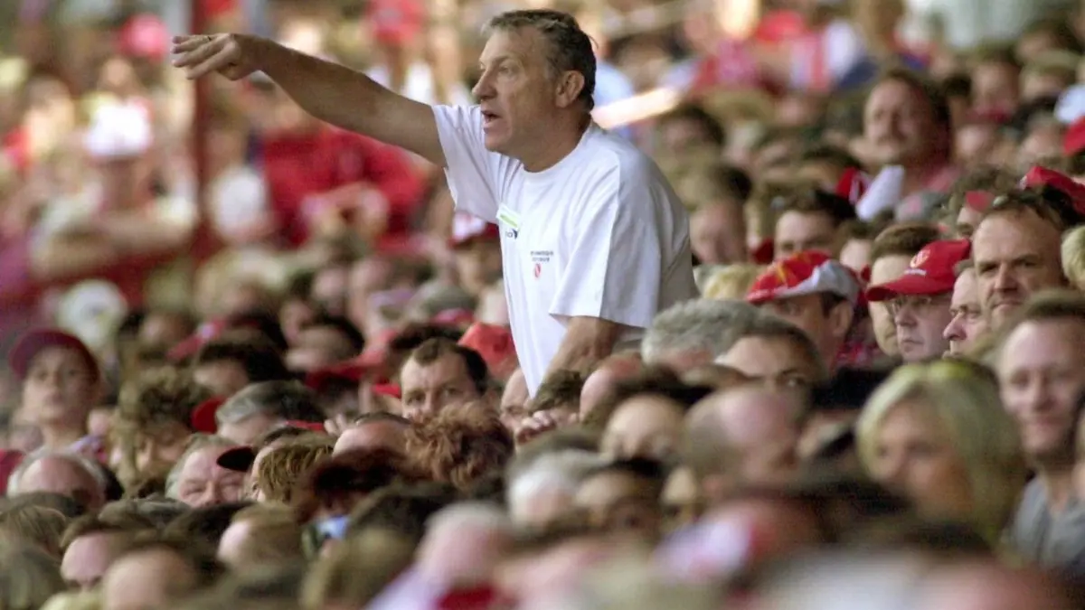 Unfreiwillig auf der Tribüne: Diesen Platz musste Eduard Geyer auch im Mai 2001 einnehmen. Energie bezwang damals den Hamburger SV mit 4:2. Foto: dpa
ARCHIV - Der Cottbuser Trainer Eduard Geyer dirigiert seine Mannschaft von der Tribüne aus im Spiel des FC Energie Cottbus gegen den Hamburger SV 4:2 (2:1) am Samstag (12.05.2001) im Stadion der Freundschaft in Cottbus. Matthias Hiekel/dpa (zu dpa ««Ede» Geyer wird 70: «Leute akzeptieren, dass man nicht rumeiert»» am 06.10.2014) +++(c) dpa - Bildfunk+++