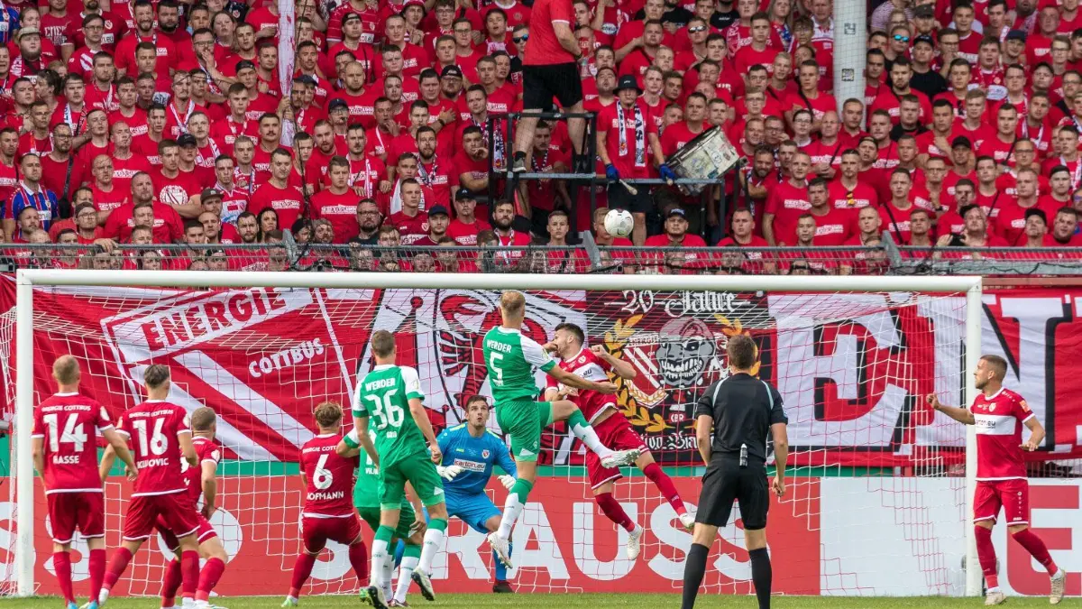 Kopfballduell vor dem Tor von Energie.
01.08.2022, Brandenburg, Cottbus: DFB-Pokal 2022/23 1. Runde FC Energie Cottbus vs. Werder Bremen:
(Wichtiger Hinweis: Der DFB untersagt die Verwendung von Sequenzbildern im Internet und in Online-Medien während des Spiels (einschließlich Halbzeit). Sperrfrist! Der DFB erlaubt die Publikation und Weiterverwertung der Bilder auf mobilfunkfähigen Endgeräten (insbesondere MMS) und über DVB-H und DMB erst nach Spielende.) Foto: Frank Hammerschmidt