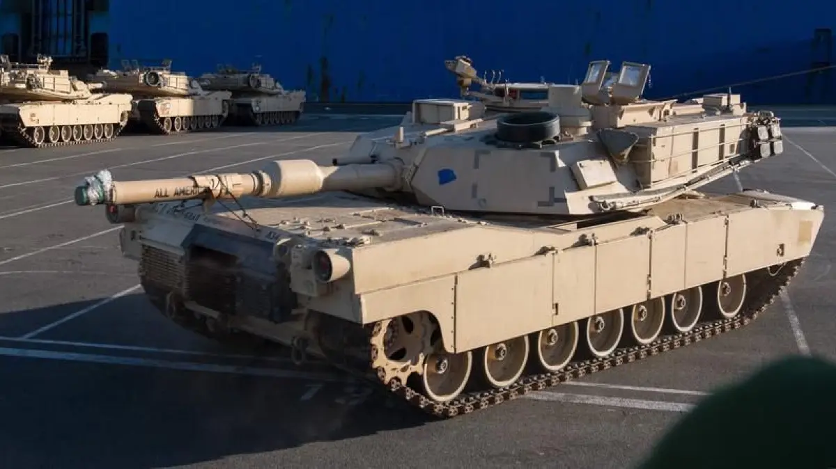 US-Streitkräfte entladen für Atlantic Resolve
US-Panzer werden am 06.01.2017 in Bremerhaven (Bremen) vom dem Transportschiff ·Resolve· entladen. Im Rahmen der US-Operation ·Atlantic Resolve· verlegt die US-Brigade über die Seestadt zur Sicherung osteuropäischer Nato-Länder militärisches Gerät nach Polen.