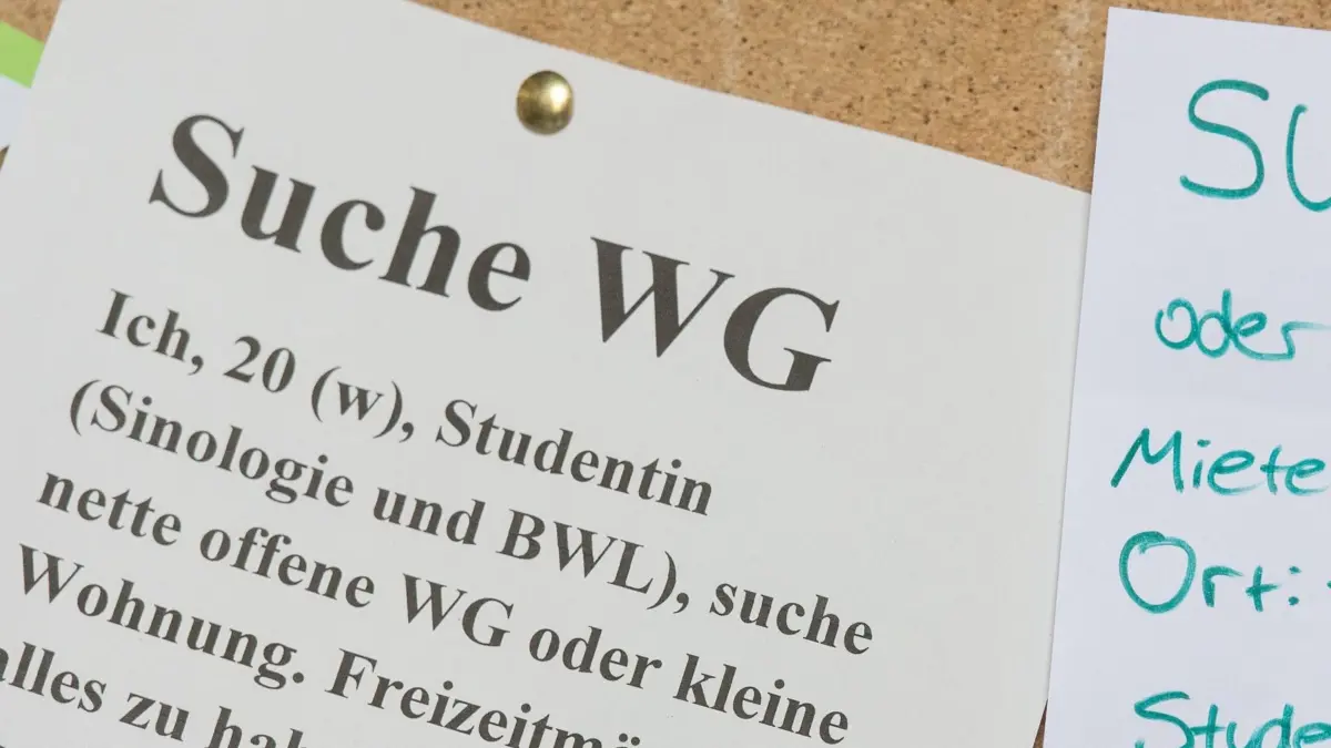 Studentenwohnung gesucht: ARCHIV - 23.09.2016, Baden-Württemberg, Freiburg: Studentinnen suchen mit Zetteln an einem Schwarzen Brett eine Wohnung. Zum Start des Sommersemesters suchen auch in NRW noch viele Studierende ein Zimmer. (zu dpa: «Viele Studierende zum Semesterstart in NRW noch ohne Zimmer») Foto: Patrick Seeger/dpa +++ dpa-Bildfunk +++