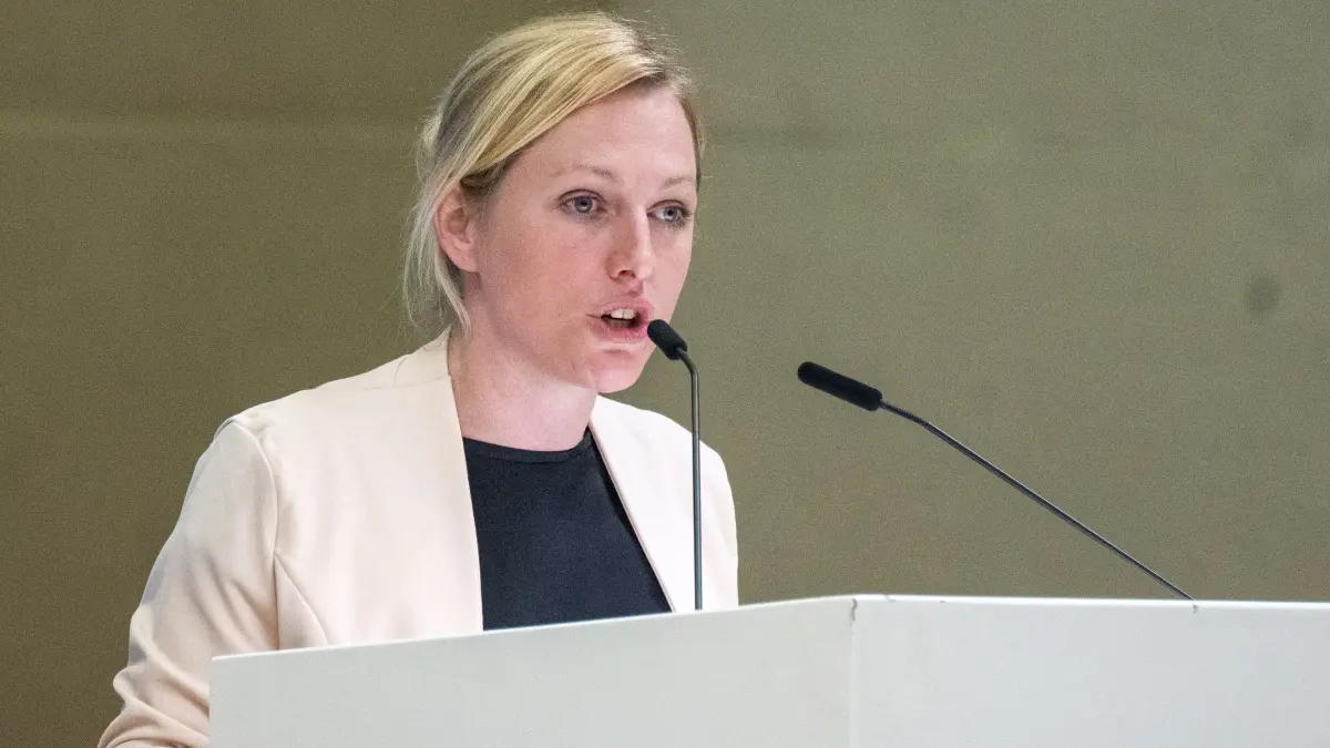 Landesparteitag AfD Brandenburg: 06.04.2024, Brandenburg, Jüterbog: Lena Kotré, Kandidatin für den zehnten Listenplatz der AfD Brandenburg für die Landtagswahl, spricht beim Landesparteitag der AfD Brandenburg auf der Bühne in der Wiesenhalle. Auf dem Programm steht die Wahl der Landesliste sowie der Verabschiedung des Wahlprogramms der AfD-Brandenburg für die Landtagswahl am 22. September 2024. Foto: Monika Skolimowska/dpa +++ dpa-Bildfunk +++