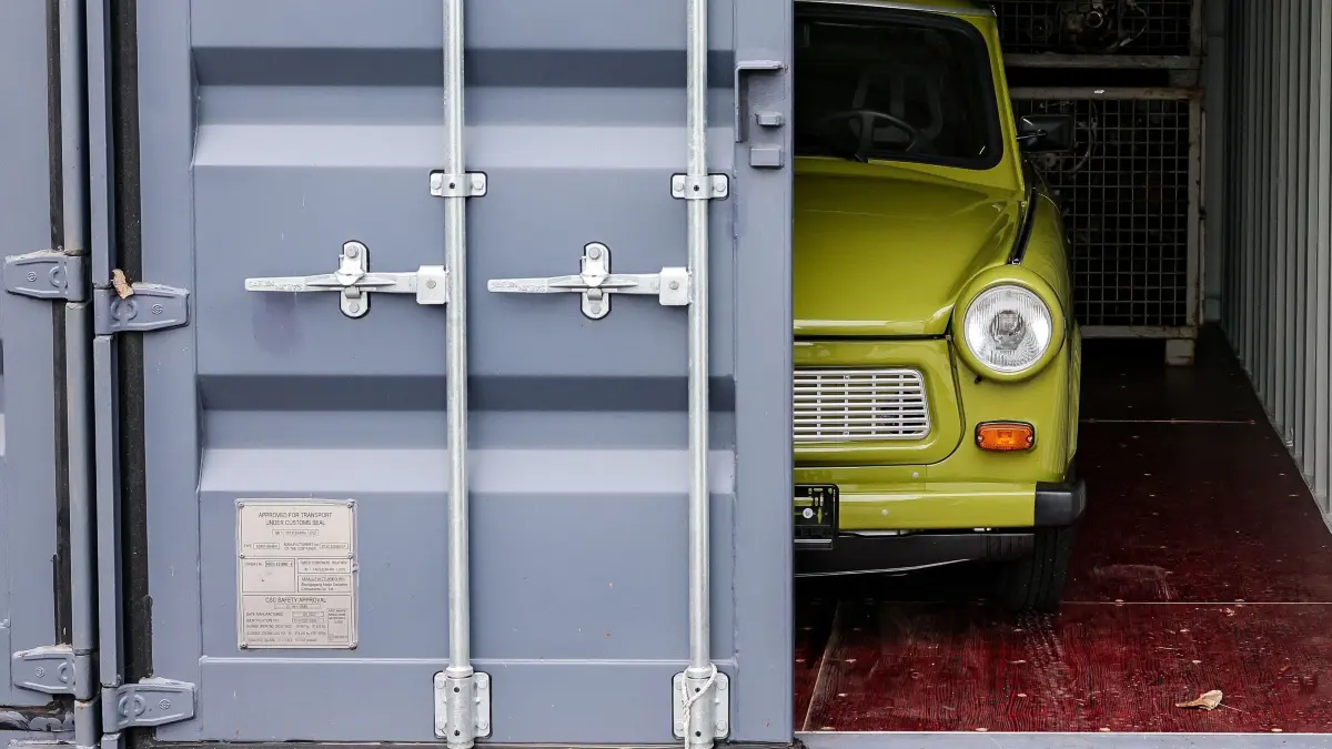 Kultauto Trabant wird 60 Jahre: PRODUKTION - 09.02.2024, Sachsen, Zwickau: Ein originalgetreu wiederaufgebauter Trabant P 601 steht in einem Seecontainer. (zu dpa: «Happy Birthday, Trabi - Kultauto hat wieder wachsende Fangemeinde») Foto: Jan Woitas/dpa +++ dpa-Bildfunk +++
