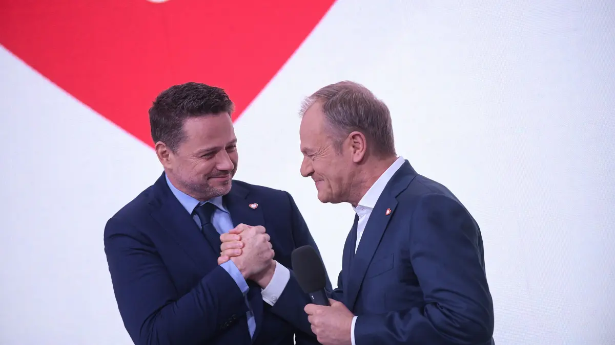 07.04.2024, Polen, Warschau: Der polnische Ministerpräsident und Vorsitzende der Bürgerplattform (PO) Donald Tusk (r) und der Bürgermeister von Warschau, Rafal Trzaskowski, reagieren nach der Bekanntgabe der vorläufigen Ergebnisse der Kommunalwahlen in der Wahlkampfzentrale der Bürgerplattform in Warschau. Die liberalkonservative Bürgerkoalition von Regierungschef Tusk landete mit 31,9 Prozent auf dem zweiten Platz. Foto: Marcin Obara/PAP/dpa +++ dpa-Bildfunk +++