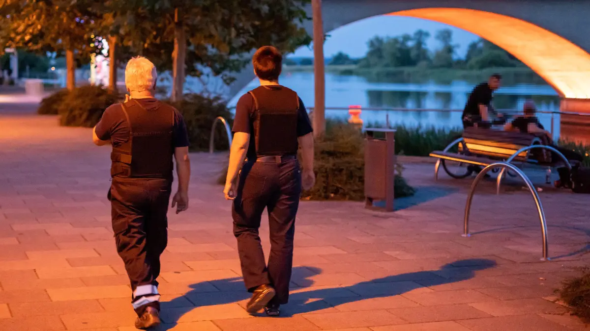 Streife Bollwerk: Schwedt, 25.07.2020: Die Stadt Schwedt lässt einen Sicherheitsdienst nächtliche Streife am Bollwerk laufen.