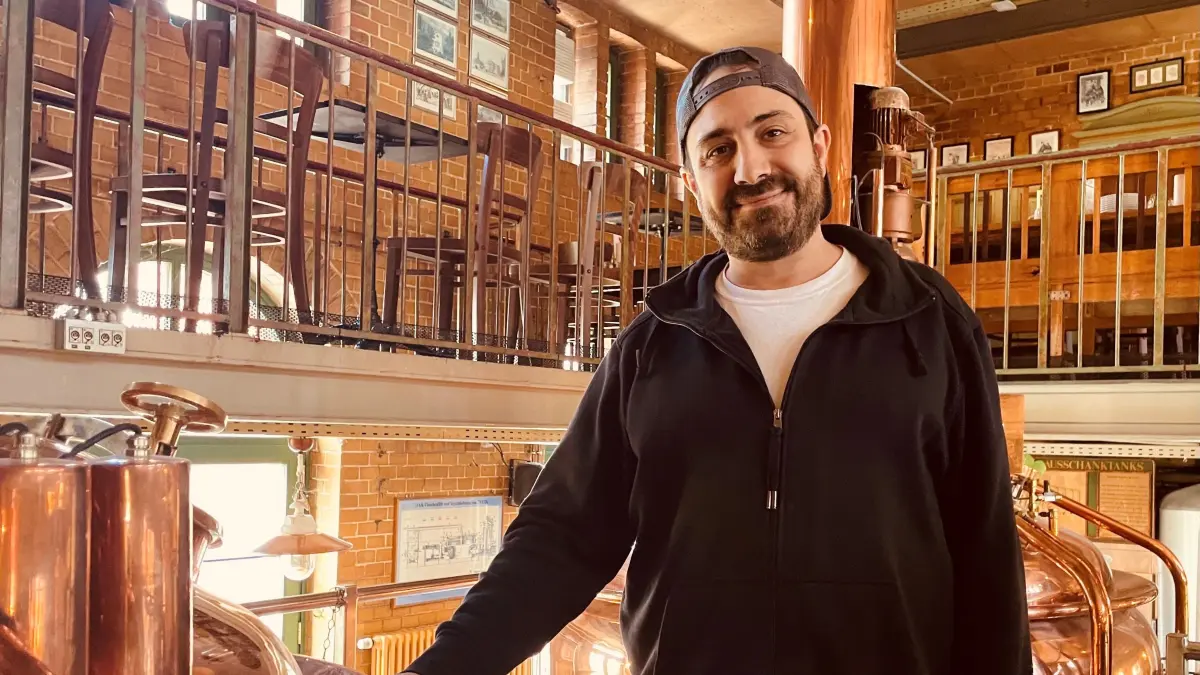 An den Kesseln: Geschäftsführer Benjamin Ziegler im Brauhaus Spandau. In uriger Atmosphäre wird hier tagtäglich Bier gebraut und getrunken.