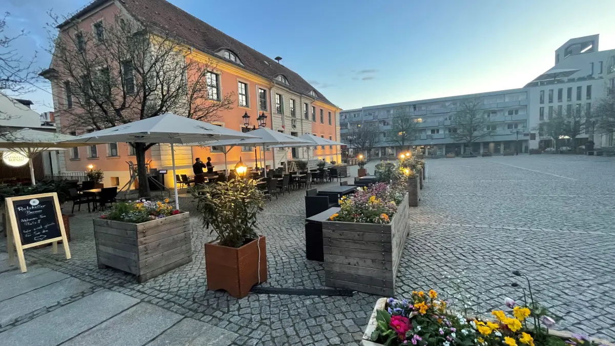 Der Marktplatz in Bernau mit dem Außenbereich des Ratskellers