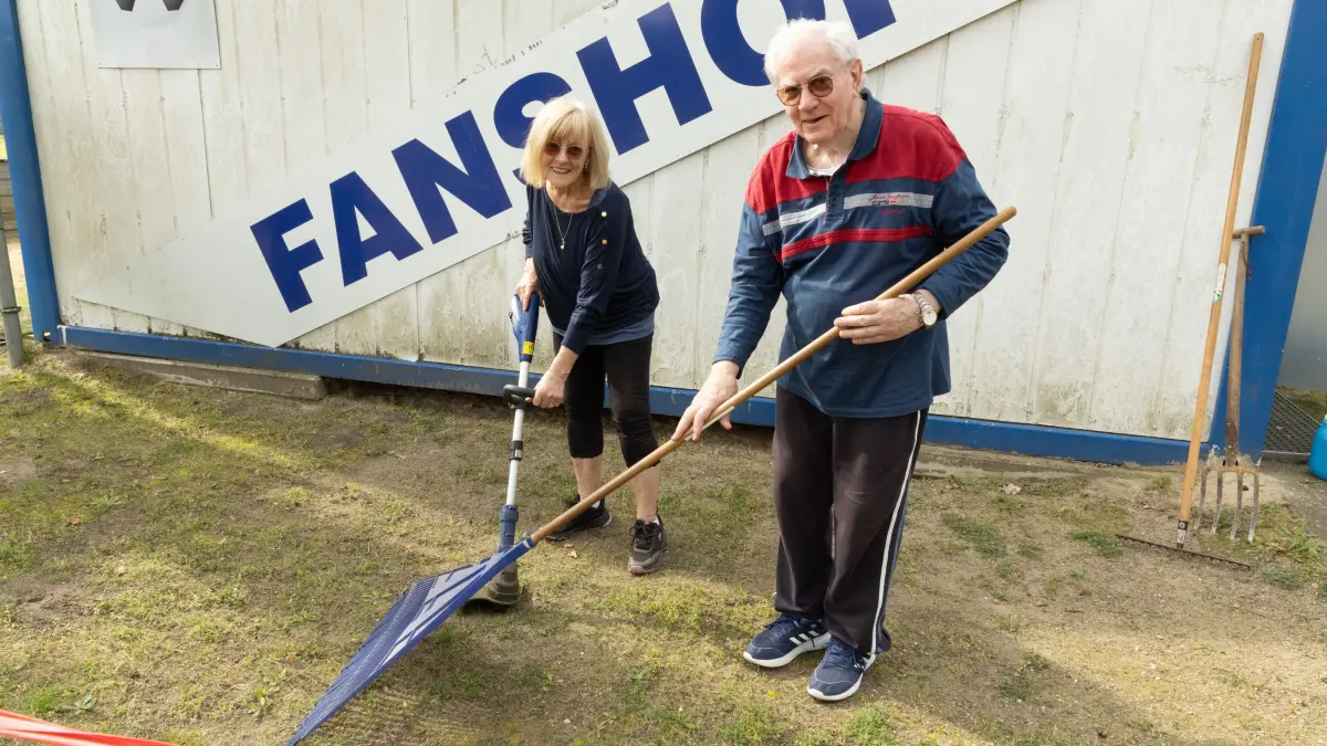 Margit und Eckart Dennis pflegen den Waldsportplatz von Blau-Weiß Petershagen-Eggersdorf