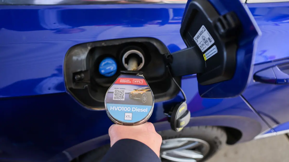 Eröffnung einer Tankstelle für HVO100 Diesel: 15.04.2024, Hamburg: Ein Kunde tankt den neuen Kraftstoff HVO100 Diesel an einer Tankstelle von Nordoel. Am Montag wurde auf der Tankstelle eine Zapfsäule für den neuen Kraftstoff HVO100 Diesel eröffnet. Foto: Christian Charisius/dpa +++ dpa-Bildfunk +++