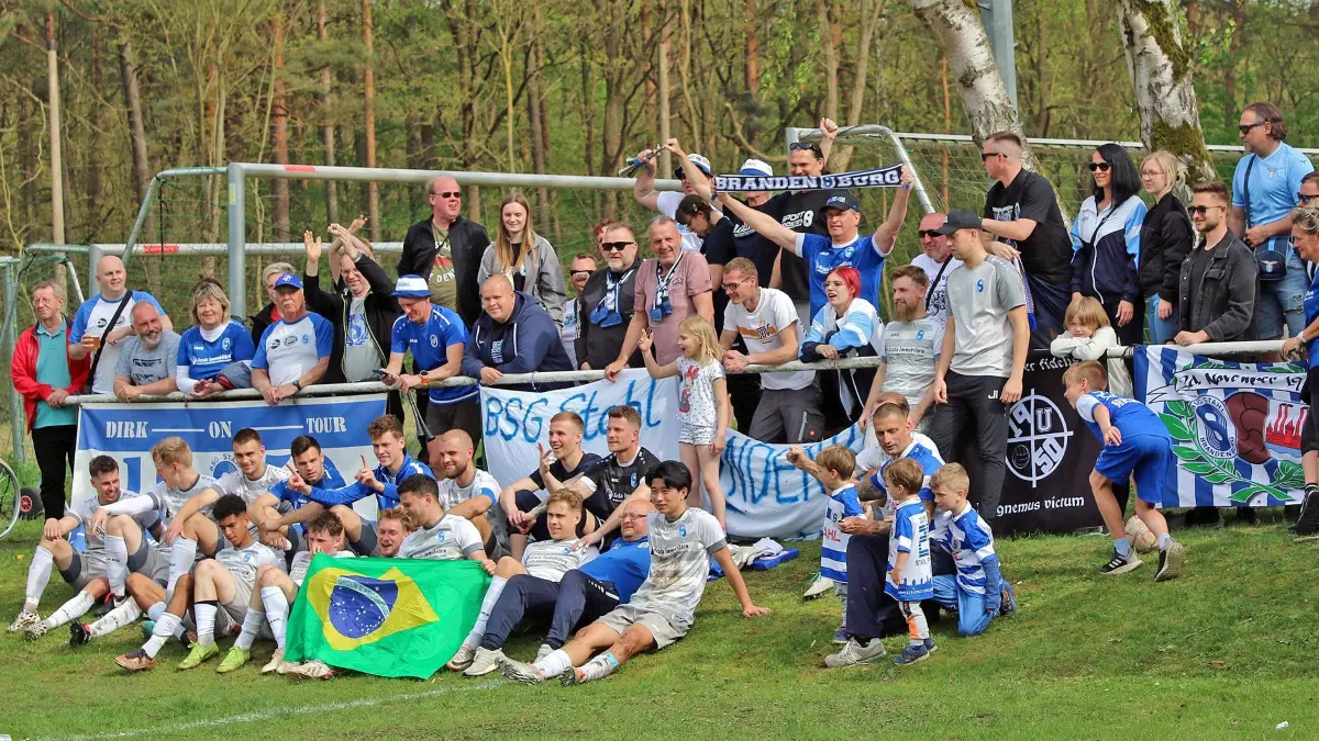 Stahl Brandenburg jubelt nach dem 2:1-Sieg gegen Eintracht Alt Ruppin in der Landesliga Nord gemeinsam mit seinen Fans.