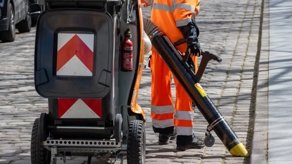 Mildes Wetter im Norden: 15.04.2024, Mecklenburg-Vorpommern, Stralsund: Ein Mitarbeiter des Amtes für stadtwirtschaftliche Dienste putzt eine Straße in der Altstadt mit einem Elektro-Stadtsauger. Der Sauger wird hauptsächlich in der manuellen Straßenreinigung eingesetzt, und hier besonders im Altstadtbereich. Foto: Stefan Sauer/dpa - Honorarfrei nur für Bezieher des Dienstes ZB-Funkregio Ost +++ ZB-FUNKREGIO OST +++