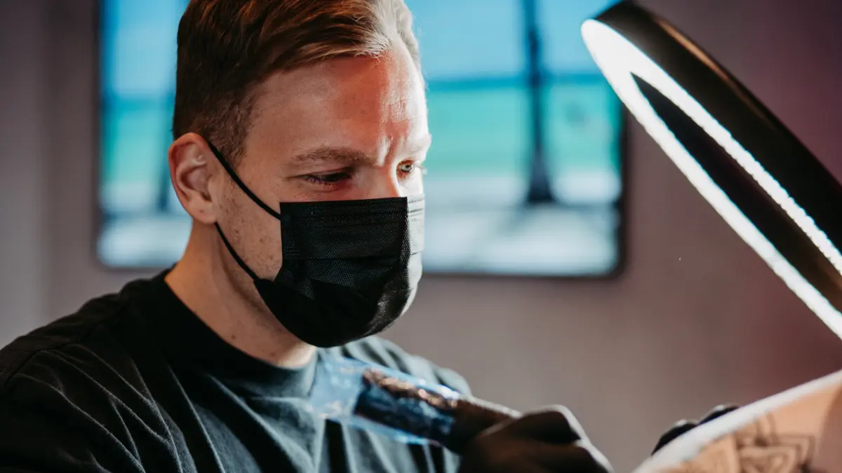 Tim De´Robertis bei der Arbeit: Zu seinen Kunden gehören auch international bekannte Fußball-Stars