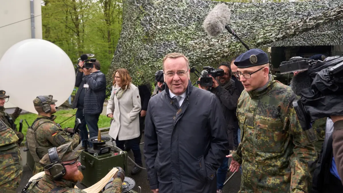 Bundesverteidigungsminister beim Zentrum Operative Kommunikation: 16.04.2024, Rheinland-Pfalz, Mayen: Bundesverteidigungsminister Boris Pistorius (M, SPD) besucht das Zentrum Operative Kommunikation und spricht mit Soldaten, deren Aufgabe es ist, mittels Heliumballons Flugblätter zu verteilen. Foto: Thomas Frey/dpa +++ dpa-Bildfunk +++