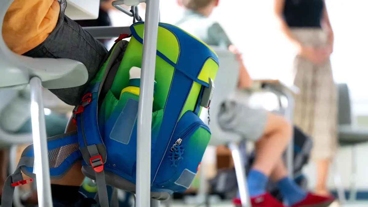 Schule Bayern: ARCHIV - 12.09.2023, Bayern, München: Schulkinder einer zweiten Klasse sitzen am ersten Schultag nach den Sommerferien in ihrer Klasse an Grundschule an der Gebelestraße. (zu dpa: «Startchancen-Programm: Fast drei Milliarden für Bayerns Schulen») Foto: Sven Hoppe/dpa +++ dpa-Bildfunk +++