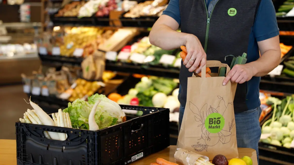 1 Million Tüten mit geretteten Lebensmitteln: Mitarbeiter*innen von Denns BioMarkt packen jeden Abend mehrere Überraschungstüten mit Bio-Lebensmitteln. So können pro Tag in ganz Deutschland mehrere Tonnen Lebensmittel gerettet werden. / Weiterer Text über ots und www.presseportal.de/nr/157463 / Die Verwendung dieses Bildes für redaktionelle Zwecke ist unter Beachtung aller mitgeteilten Nutzungsbedingungen zulässig und dann auch honorarfrei. Veröffentlichung ausschließlich mit Bildrechte-Hinweis. Foto: BioMarkt Verbund/obs