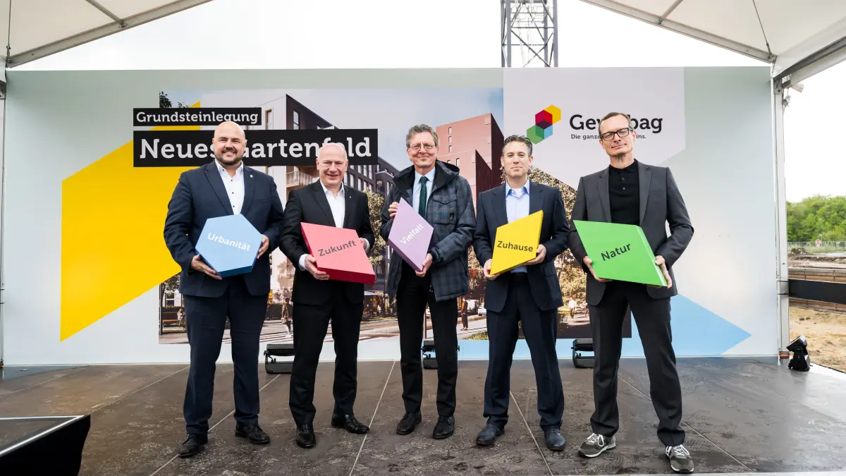 Richtfest in der Gartenfelder Straße am 17.04.2024 in Berlin, Deutschland. (Foto von Florian Pohl / City-Press GmbH Bildagentur), V.l.n.r.: Frank Bewig Bezirksbürgermeister von Berlin-Spandau, Kai Wegner - Regierender Bürgermeister von Berlin, Christian Gaebler - Senator für Stadtentwicklung, Bauen und Wohnen, Malte Bädelt - Mitglied im Vorstand der Gewobag, Markus Terboven- Mitglied im Vorstand der Gewobag.