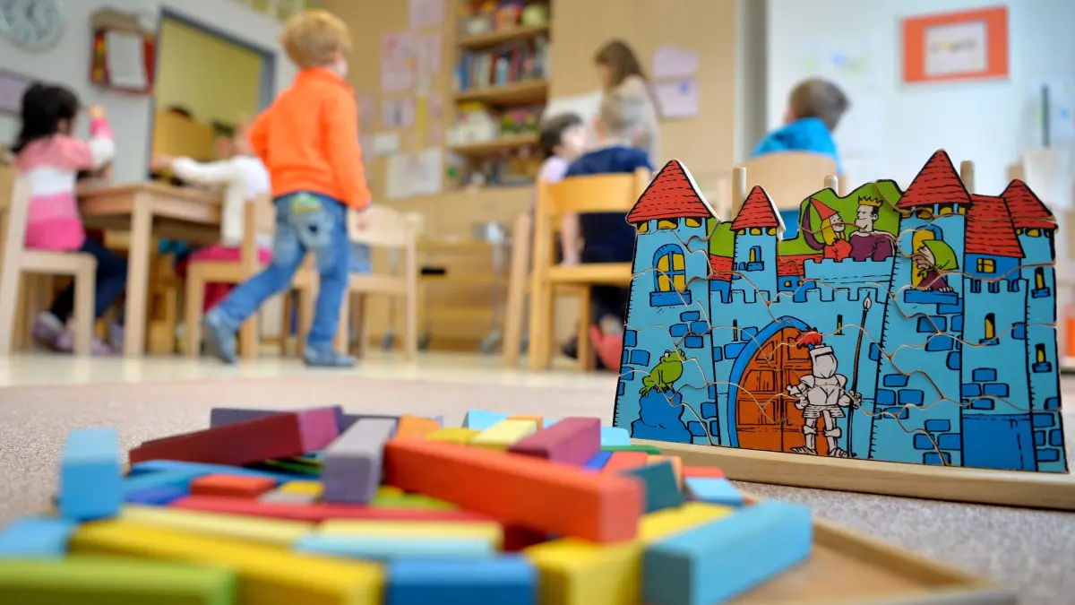 ARCHIV - ILLUSTRATION - Spielzeug liegt am 18.04.2016 in einer Kindertagesstätte in Düsseldorf (Nordrhein-Westfalen) auf dem Boden. (Zu dpa «Land will Kitas mit schneller Finanzspritze helfen» vom 08.07.) Foto: Monika Skolimowska/dpa +++(c) dpa - Bildfunk+++