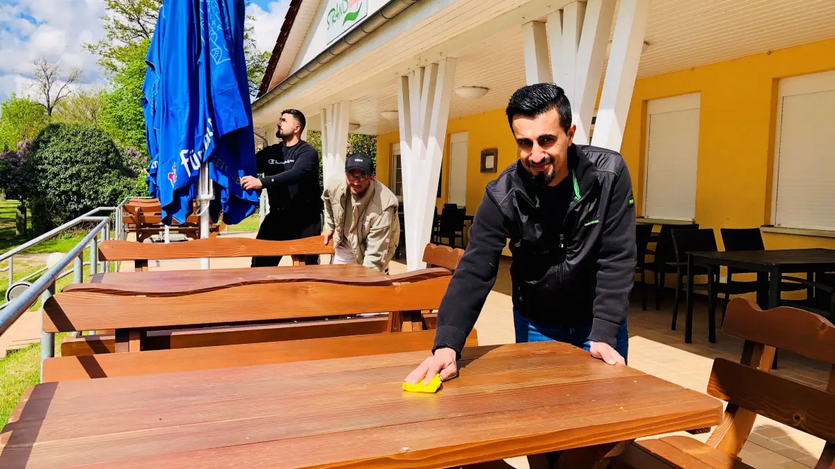 Das Strandidyll in Berkenbrück öffnet wieder. Der neue Betreiber Reshad Hamid (rechts) ist kein Unbekannter in der regionalen Gastro-Szene.