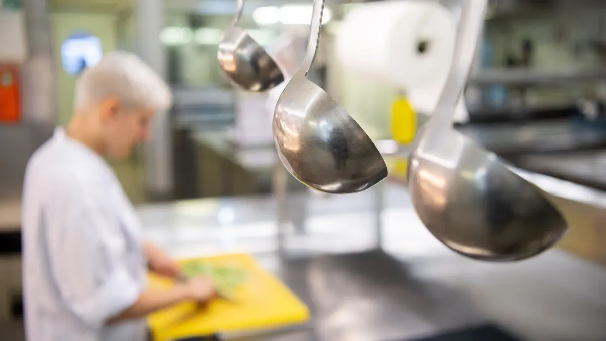ARCHIV - 14.01.2019, Baden-Württemberg, Baiersbronn: Eine Auszubildende zur Köchin im dritten Lehrjahr arbeitet in einem Hotel in der Küche eines Restaurants. (zu dpa: «Immer weniger Firmen können alle Ausbildungsplätze besetzen») Foto: Sebastian Gollnow/dpa +++ dpa-Bildfunk +++