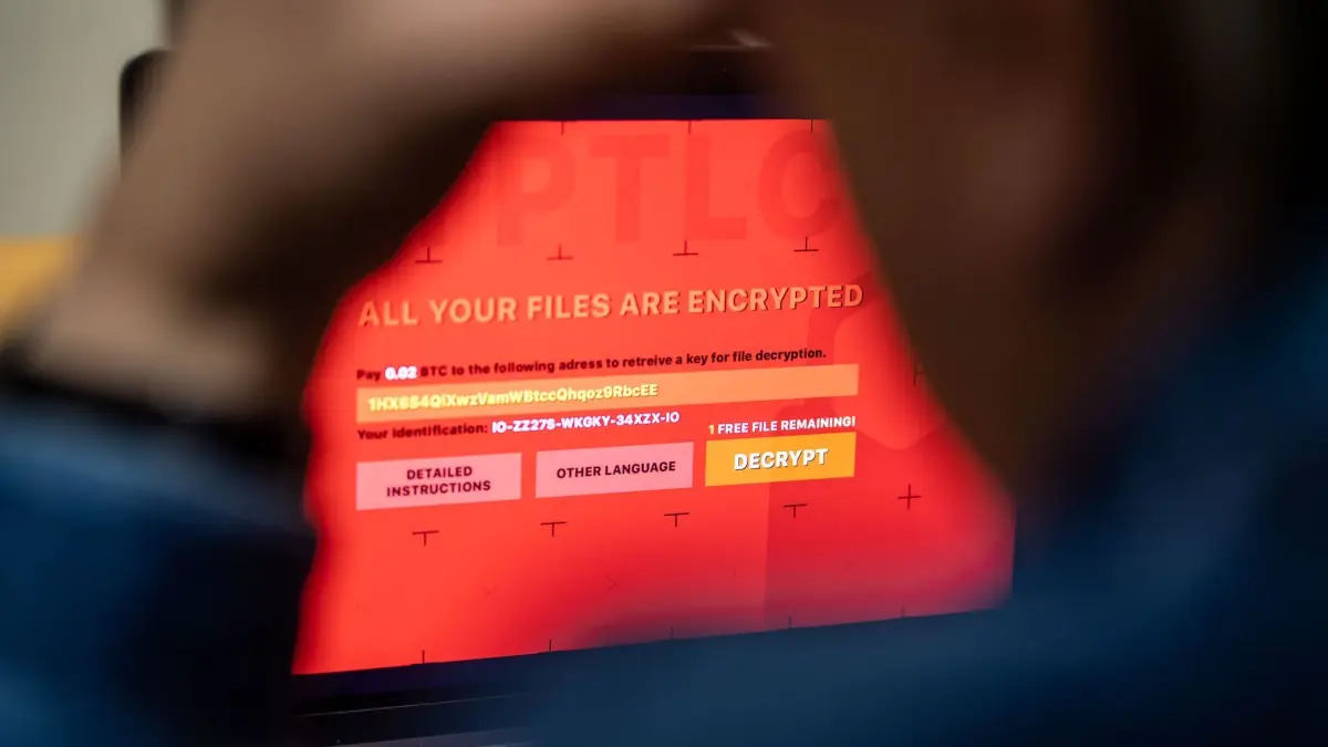 Cyberangriff mit Ransomware: ARCHIV - 25.02.2022, Nordrhein-Westfalen, Bad Oeynhausen: Ein Mann sitzt vor einem Laptop, der mit einem fiktiven Verschlüsselungstrojaner (Ransomware) befallen ist. Bei Angriffen mit Erpressungssoftware - auch Ransomware genannt - werden Daten auf Computern verschlüsselt, und die Hacker verlangen Geld für die Freigabe. (zu dpa: «Studie: Europas Industrie auf Cyberattacken schlecht vorbereitet») Foto: Lino Mirgeler/dpa +++ dpa-Bildfunk +++