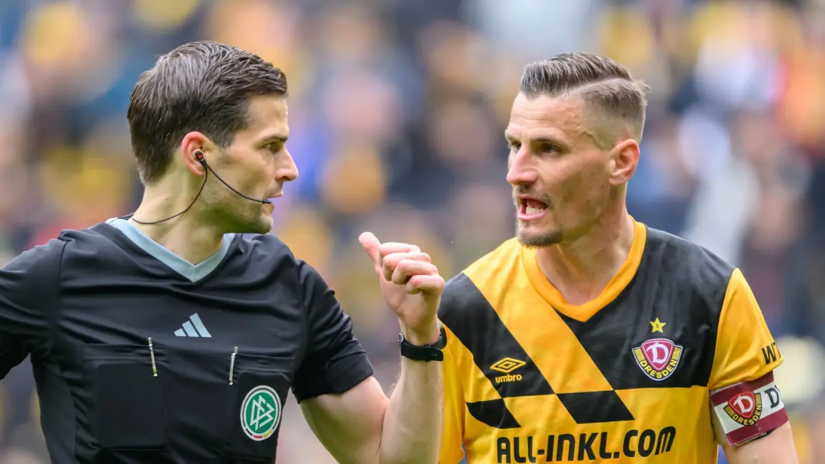 SG Dynamo Dresden — Viktoria Köln: 20.04.2024, Sachsen, Dresden: Fußball: 3. Liga, SG Dynamo Dresden - Viktoria Köln, 34. Spieltag, Rudolf-Harbig-Stadion. Dynamos Stefan Kutschke (r) diskutiert mit Schiedsrichter Max Burda. Foto: Robert Michael/dpa/ZB - Honorarfrei nur für Bezieher des Dienstes ZB-Funkregio Ost +++ ZB-FUNKREGIO OST +++