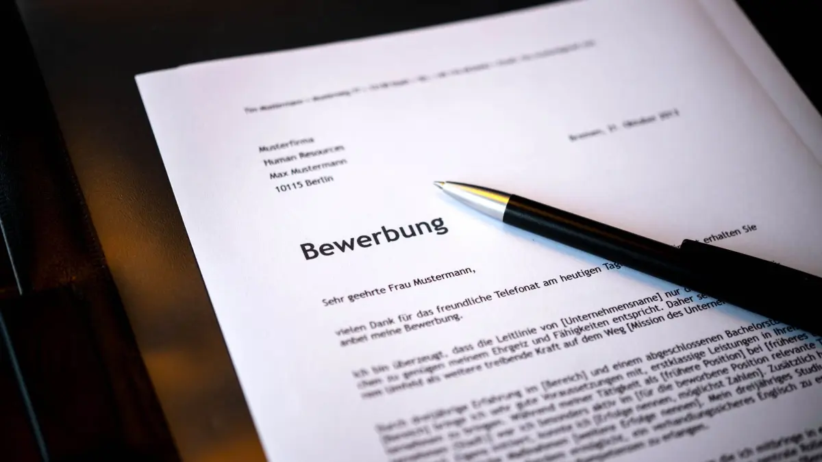 Bewerbungsunterlagen: ILLUSTRATION - 22.01.2024, Bremen: ILLUSTRATION - Eine Bewerbungsmappe liegt auf einem Tisch. (zu dpa: «BASF: Kein Problem mit Künstlicher Intelligenz in Bewerbungsunterlagen») Foto: Sina Schuldt/dpa +++ dpa-Bildfunk +++