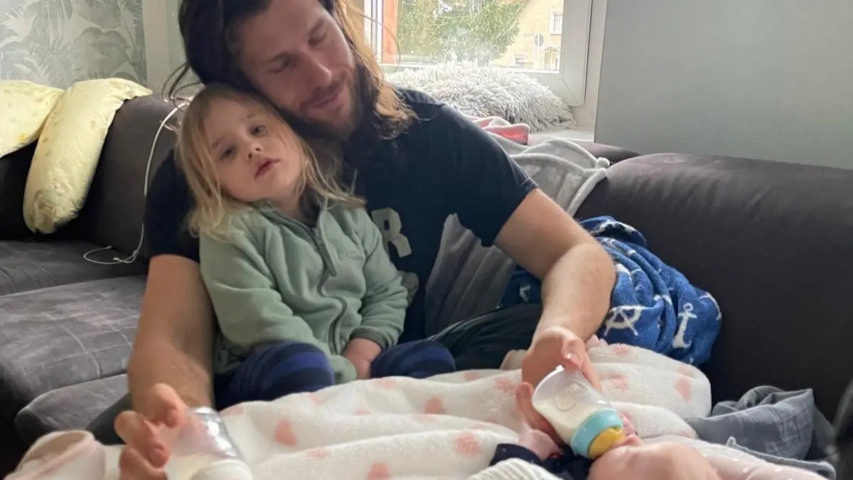 Vater Christopher Bohmke aus Schwedt muss sich seit der tragischen Geburt der Zwillinge allein um drei kleine Kinder kümmern. Mama Julia ist nach der PDA gelähmt und in einer Reha.