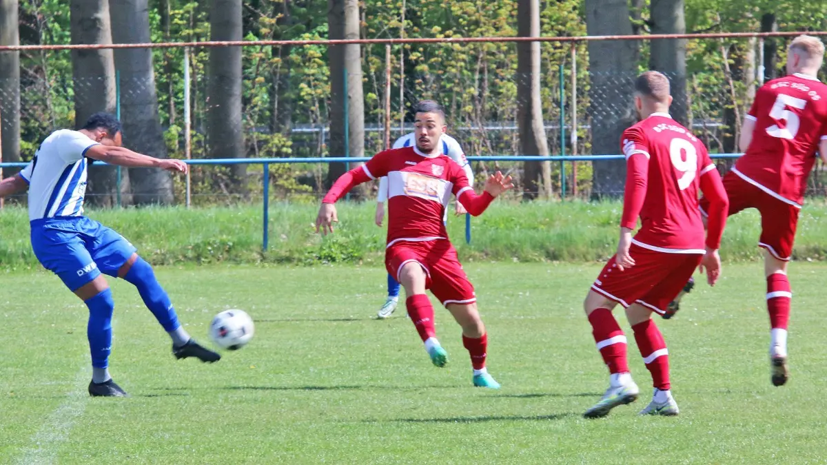 Fußball Brandenburgliga: MSV Neuruppin gegen BSC Süd 05 1:2, die Heimserie der Neuruppiner ist gerissen trotz des Tores von Marco Junior (am Ball)