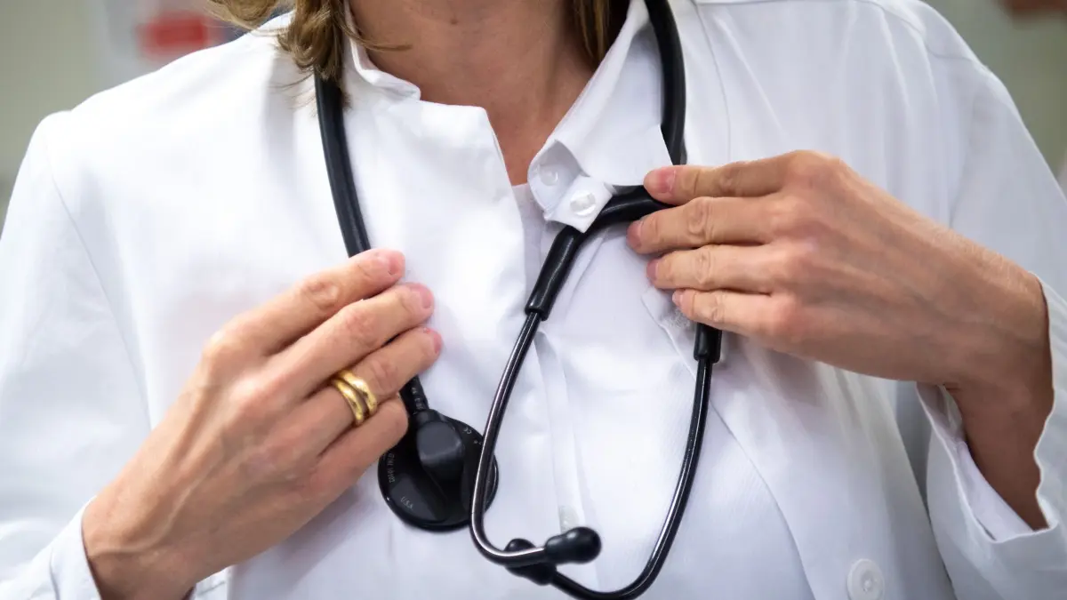 SYMBOLBILD Ärztin im Krankenhaus: ARCHIV - 28.03.2019, Berlin: Eine Ärztin trägt in einem Krankenhaus ein Stethoskop um den Hals. (zu dpa: «Studie: Frauen mit etwas geringerer Sterberate bei Ärztin statt Arzt») Foto: Monika Skolimowska/dpa-Zentralbild/dpa +++ dpa-Bildfunk +++