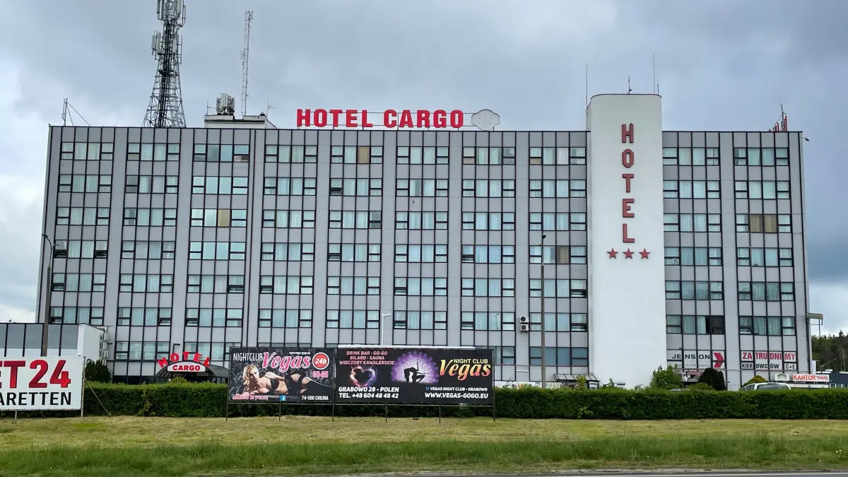 Die größte Unterkunft in Słubice ist das Hotel „Cargo“ (drei Sterne), das unmittelbar an der Überlandstraße 29 zwischen Słubice und der Autobahn-Anschlussstelle Świecko (Transportowa 8) gelegen ist
