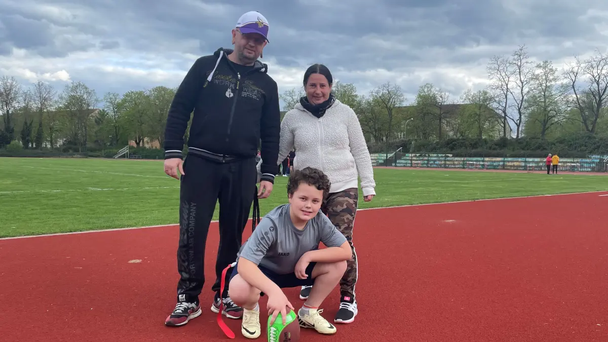 Jürgen und Sandy Noack aus Fürstenwalde mit ihrem Sohn Thorben. Der 12-jährige hat Football als seine Leidenschaft entdeckt.