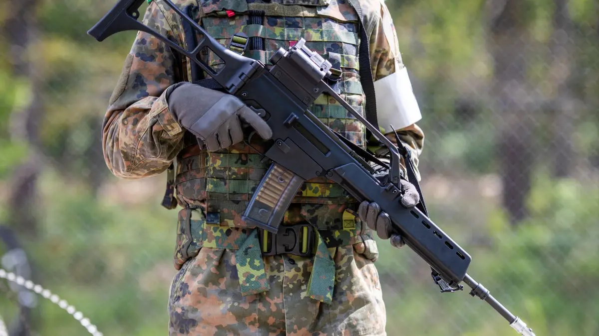 Heimatschutzübung National Guardian — Karlsruhe: 26.04.2024, Baden-Württemberg, Karlsruhe: Ein Reservist der Bundeswehr hält während der Heimatschutzübung National Guardian 2024 ein Maschinengewehr vom Typ G36 in seinen Händen. Bei der Bundeswehr-Übung National Guardian üben deutschlandweit Heimatschutzkräfte ihren Kernauftrag, den Schutz und die Sicherung verteidigungswichtiger Infrastruktur. Foto: Christoph Schmidt/dpa +++ dpa-Bildfunk +++