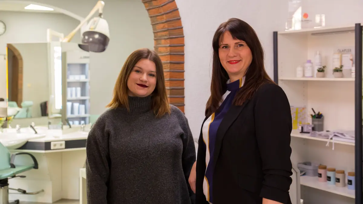 Friseurmeisterin Sabrina Czarkowski und Auszubildende Lena Arndt im Rezeptionsbereich des Salon Tinas Haarstudio in Beeskow