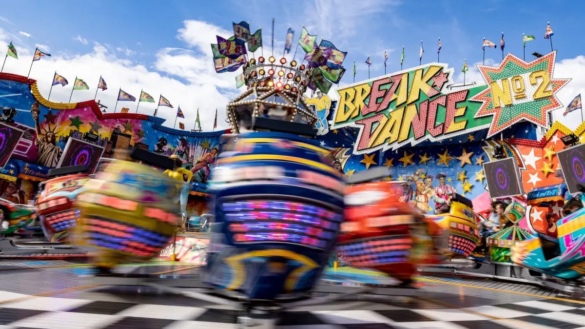 NRW–Parteien wollen Schausteller entlasten: ARCHIV - 04.08.2023, Nordrhein-Westfalen, Herne: Das Fahrgeschäft "Breakdance" auf der Cranger Kirmes. Schausteller sollen in Nordrhein-Westfalen von übertriebenen finanziellen und bürokratischen Lasten befreit werden - das sieht ein parteiübergreifender Antrag an den Düsseldorfer Landtag vor. (zu dpa: «Neuer Erlass: Weniger Kosten und Bürokratie für Schausteller in NRW») Foto: Christoph Reichwein/dpa +++ dpa-Bildfunk +++