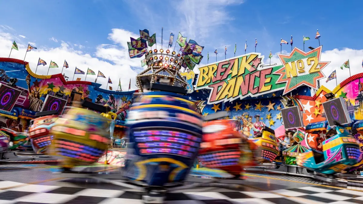 NRW–Parteien wollen Schausteller entlasten: ARCHIV - 04.08.2023, Nordrhein-Westfalen, Herne: Das Fahrgeschäft "Breakdance" auf der Cranger Kirmes. Schausteller sollen in Nordrhein-Westfalen von übertriebenen finanziellen und bürokratischen Lasten befreit werden - das sieht ein parteiübergreifender Antrag an den Düsseldorfer Landtag vor. (zu dpa: «Neuer Erlass: Weniger Kosten und Bürokratie für Schausteller in NRW») Foto: Christoph Reichwein/dpa +++ dpa-Bildfunk +++
