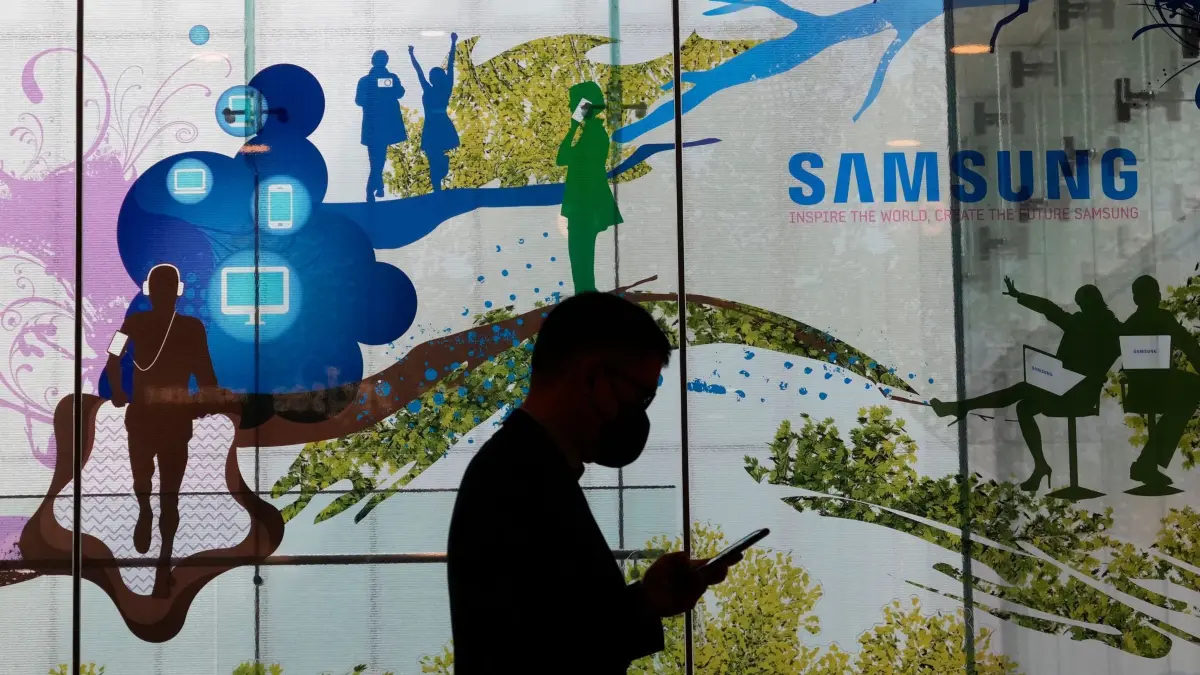 Samsung mit Gewinnsprung im ersten Quartal: 30.04.2024, Südkorea, Seoul: Ein Mann geht an einem Geschäft von Samsung Electronics in Seoul, Südkorea, vorbei. Samsung Electronics meldete am Dienstag einen 10-fachen Anstieg des Betriebsgewinns für das letzte Quartal, da die Ausweitung der Technologien für künstliche Intelligenz einen Aufschwung auf den Märkten für Computer-Speicherchips vorantreibt. Foto: Ahn Young-joon/AP/dpa +++ dpa-Bildfunk +++