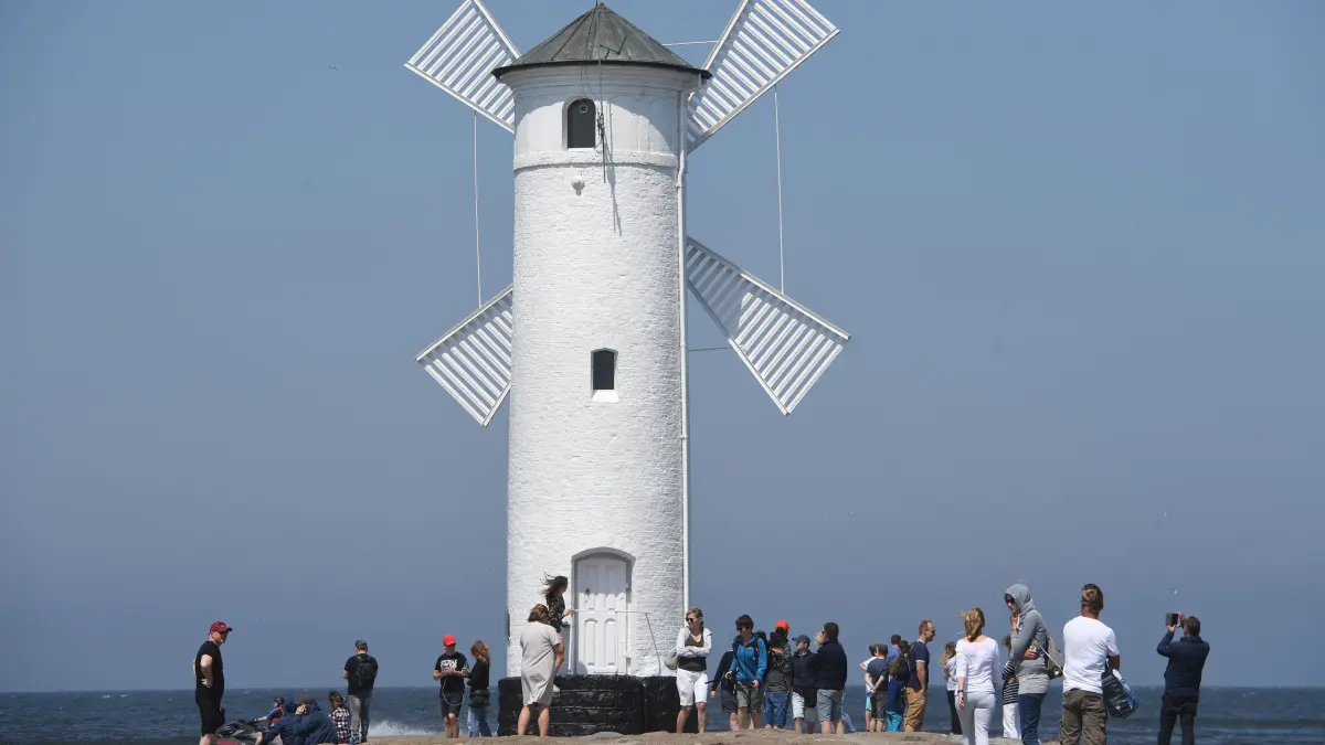 Touristen besuchen die Mole von Swinoujscie (Swinemünde) auf der polnischen Seite der Insel Usedom. Nach knapp drei Monaten hat Polen seine Grenzen zu allen EU-Nachbarländern in der Nacht zum Samstag wieder geöffnet. +++ dpa-Bildfunk +++