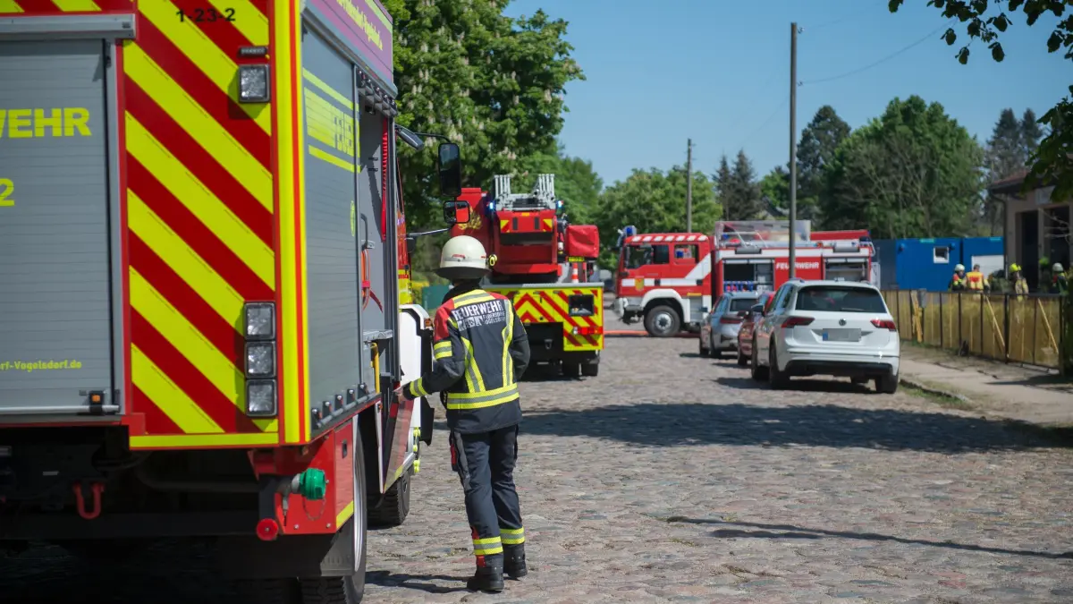 Brand in Fredersdorf-Vogelsdorf: Feuer am Gerätehaus der Freiwilligen Feuerwehr Fredersdorf-Nord ausgebrochen.