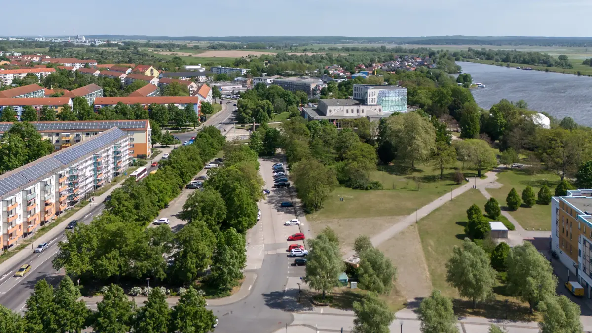 Vor den Uckermärkischen Bühnen soll ein großer Rewe-Markt mit Freizeit-Zentrum entstehen.