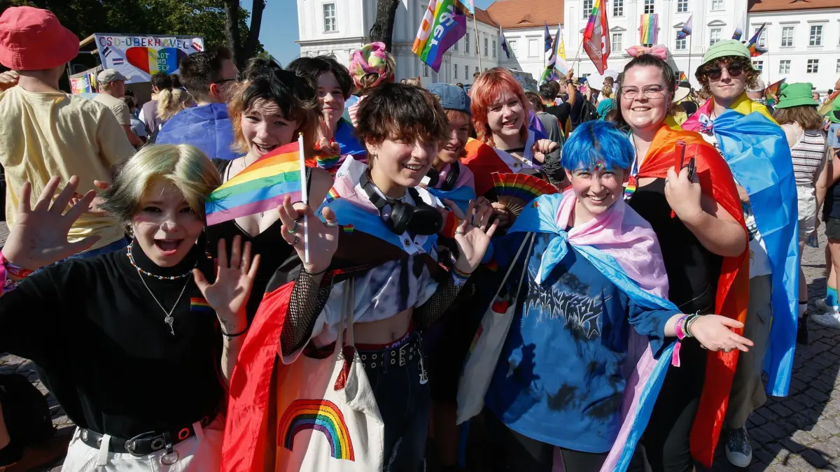Christopher Street Day: Oranienburg 09.09.2023 1. CSD Oberhavel , Impressionen vom Demonstrationszug und der Abschlusskundgebung , Foto: Karsten Schirmer