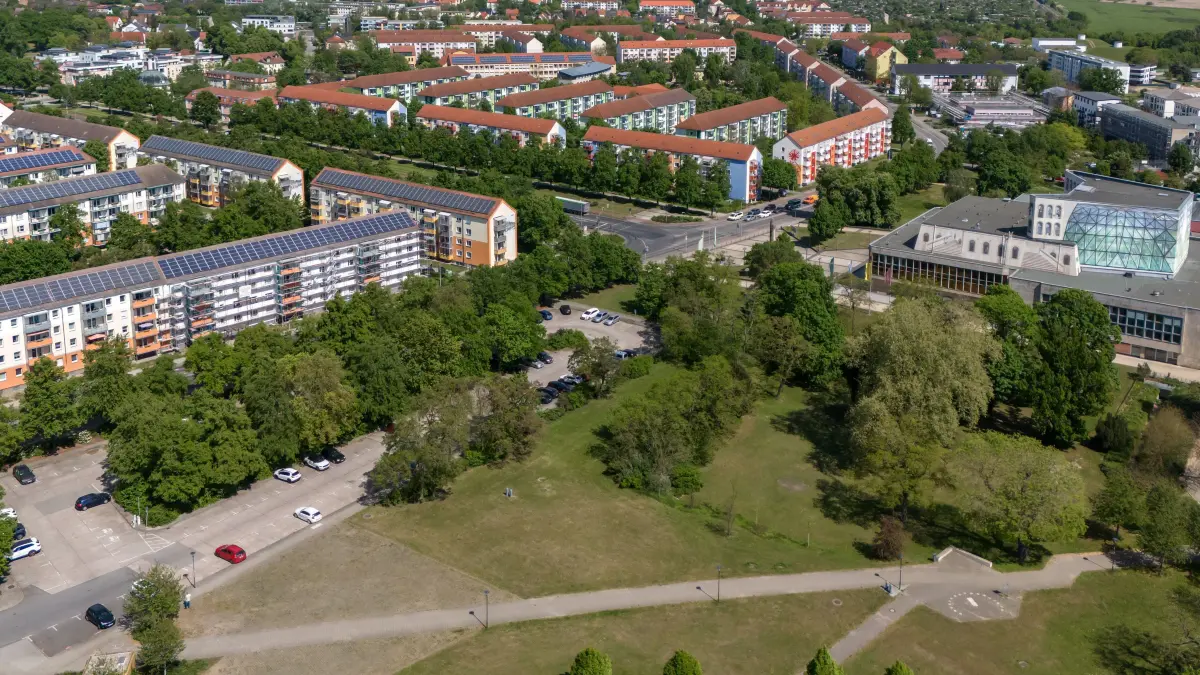 Vor den Uckermärkischen Bühnen soll ein großer Rewe-Markt mit Freizeit-Zentrum entstehen.