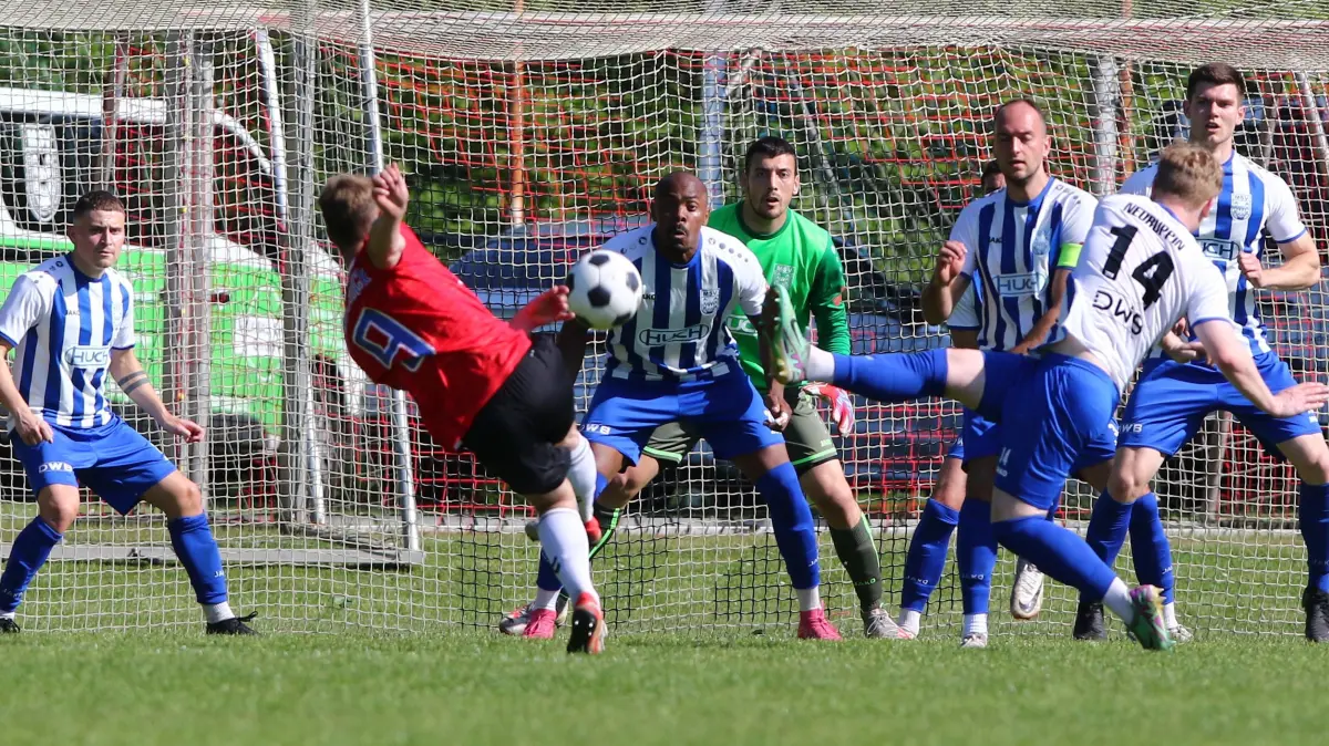 Fußball Brandenburgliga SV Zehdenick gegen MSV Neuruppin, Torschuss von John Lormis