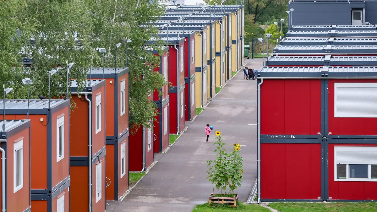 Senat von Berlin pürüft ob auf dem Alexander-Barracks-Gelände in Spandau bis zu 500 Geflüchtete untergebracht werden können. Geplant ist eine Unterbringung in Containern. (Symbolbild)