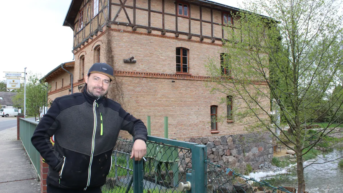 In Tornow entstehen sechs Ferienhäuser, deren CO2-Fußabdruck kaum sichtbar ist. Unternehmer Christian Schneider spricht über die Pläne.