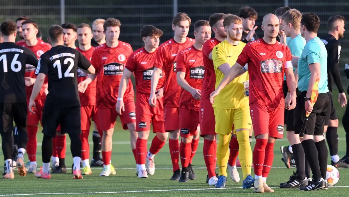 Die Spieler des SV Victoria Seelow klatschen vor dem Spiel gegen Preussen Eberswalde (3:4) mit dem Gegner und dem Schiedsrichter-Team ab. Es könnte eines der letzten Spiele in der Fußball-Brandenburgliga für die Seelower gewesen sein, der Ex-Oberligist steht vor dem Abstieg.